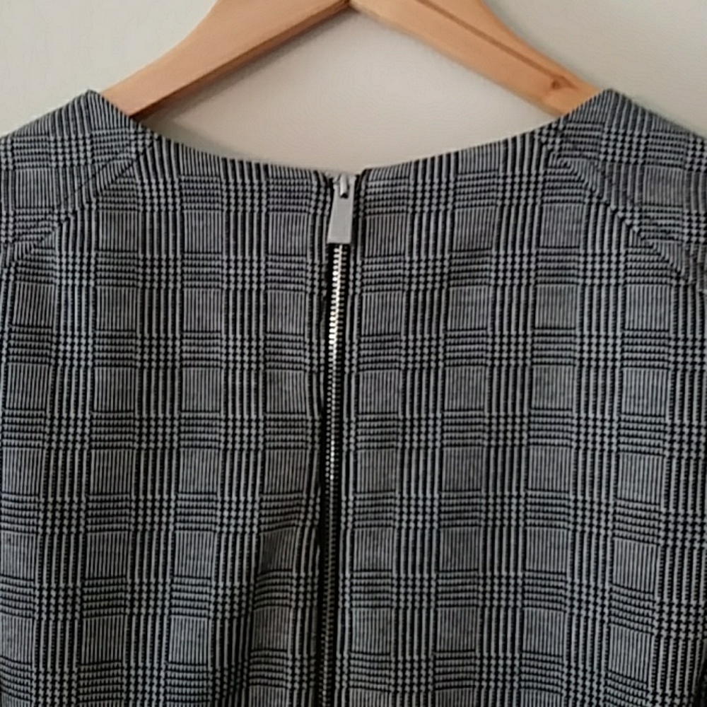 VINCE CAMUTO SLEEVELESS TOP - Picture 5 of 8